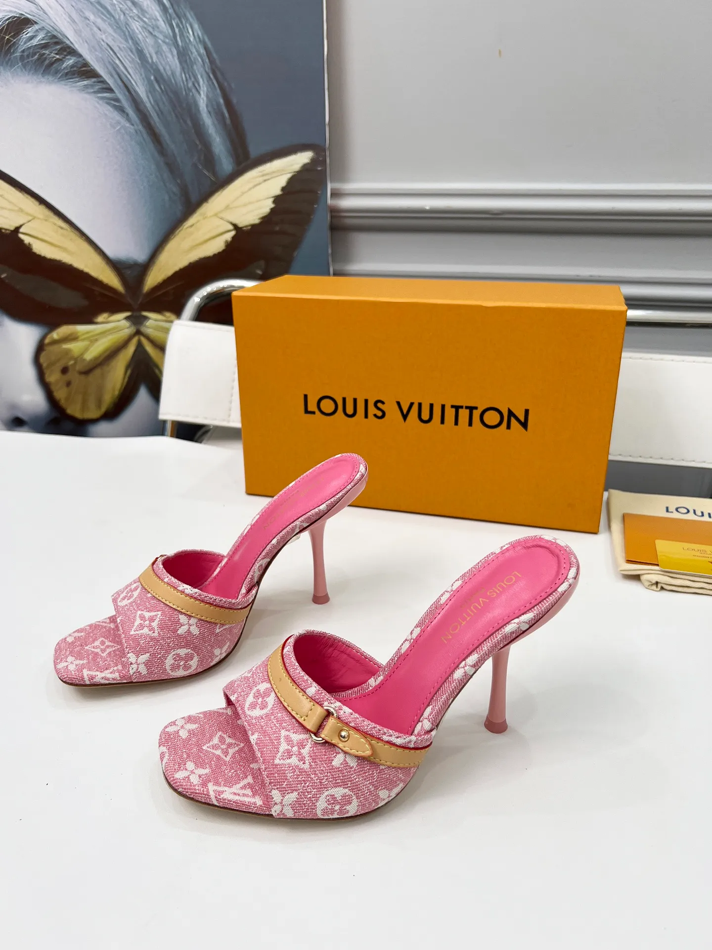 👟👟Ex-factory price 440👟👟 LV new denim kitten heel slippers 2025 summer must-have for goddesses, original replica, super comfortable on the feet. Show off the queen's temperament, the heel height is 9.5CM, which shows your temperament without being tiring. Leather outsole. Standard code: 35-42 (41 and 42 codes are customized, non-returnable and non-exchangeable)